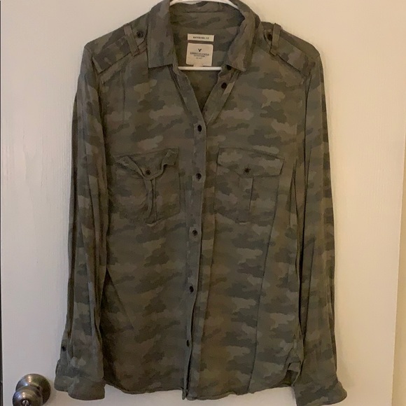 American Eagle Outfitters Tops - American eagle boyfriend fit camo button down American Eagle Outfitters Tops - American eagle boyfriend fit camo button down